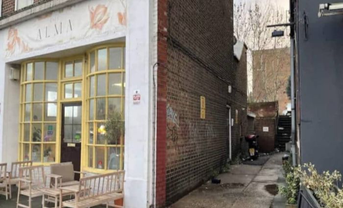 تحقيقات بريطانية تكشف عن تسجيل قناة المسيرة في لندن تحت غطاء قانوني رسمي