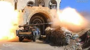 مدفعية القوات الحكومية تستهدف تجمعات للحوثيين غرب تعز