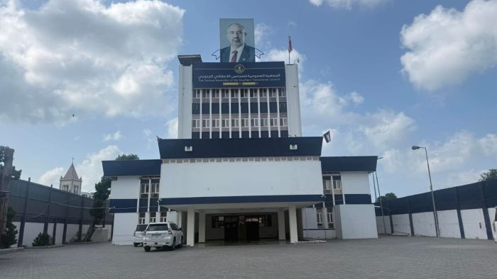 عدن.. قوة عسكرية تُغلق مقر المجلس الانتقالي في مدينة التواهي